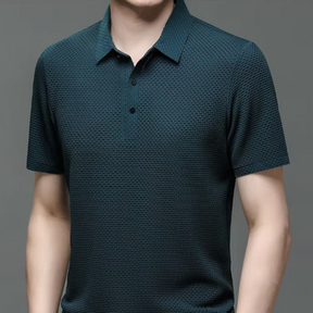 A Camisa Polo Alfa Classic combina um design atemporal com a máxima qualidade em tecido, garantindo elegância e conforto em todas as ocasiões. Seu corte impecável e acabamento premium fazem dela a escolha ideal para quem busca sofisticação no dia a dia.