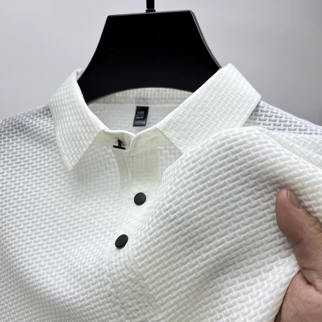 A Camisa Polo Alfa Classic combina um design atemporal com a máxima qualidade em tecido, garantindo elegância e conforto em todas as ocasiões. Seu corte impecável e acabamento premium fazem dela a escolha ideal para quem busca sofisticação no dia a dia.