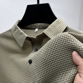 A Camisa Polo Alfa Classic combina um design atemporal com a máxima qualidade em tecido, garantindo elegância e conforto em todas as ocasiões. Seu corte impecável e acabamento premium fazem dela a escolha ideal para quem busca sofisticação no dia a dia.