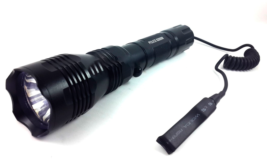 Explore o poder da Lanterna Tática Centelha com Acionador Remoto, projetada para oferecer desempenho excepcional em suas atividades de caça, airsoft e paintball. Com impressionantes 1.670.000 lumens, esta lanterna é a escolha ideal para quem busca precisão e eficiência nas missões mais desafiadoras.