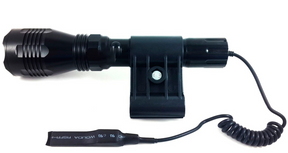 Explore o poder da Lanterna Tática Centelha com Acionador Remoto, projetada para oferecer desempenho excepcional em suas atividades de caça, airsoft e paintball. Com impressionantes 1.670.000 lumens, esta lanterna é a escolha ideal para quem busca precisão e eficiência nas missões mais desafiadoras.